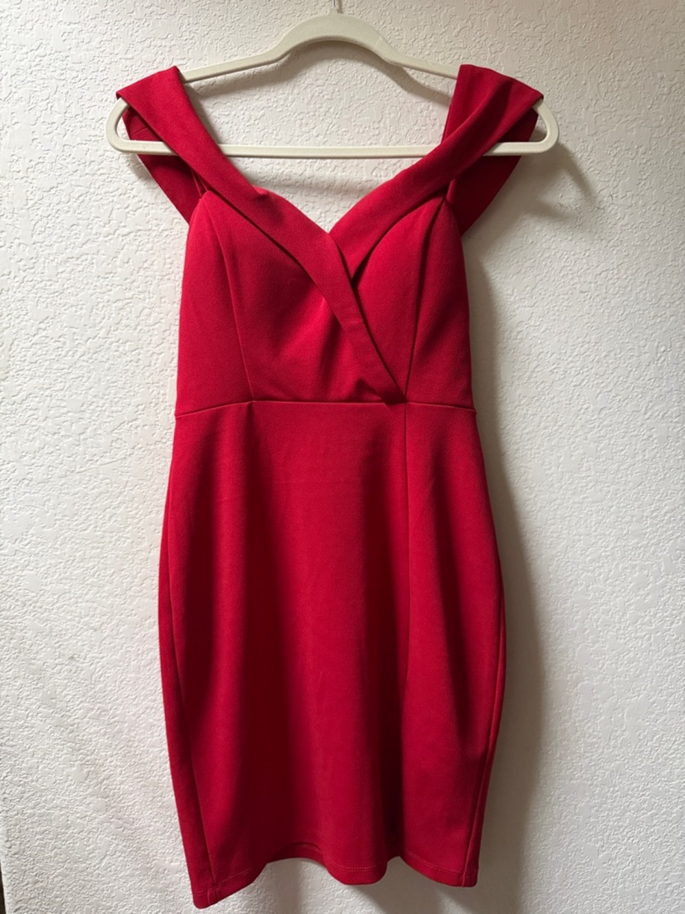 Elegant Red Off-Shoulder Cocktail Dress